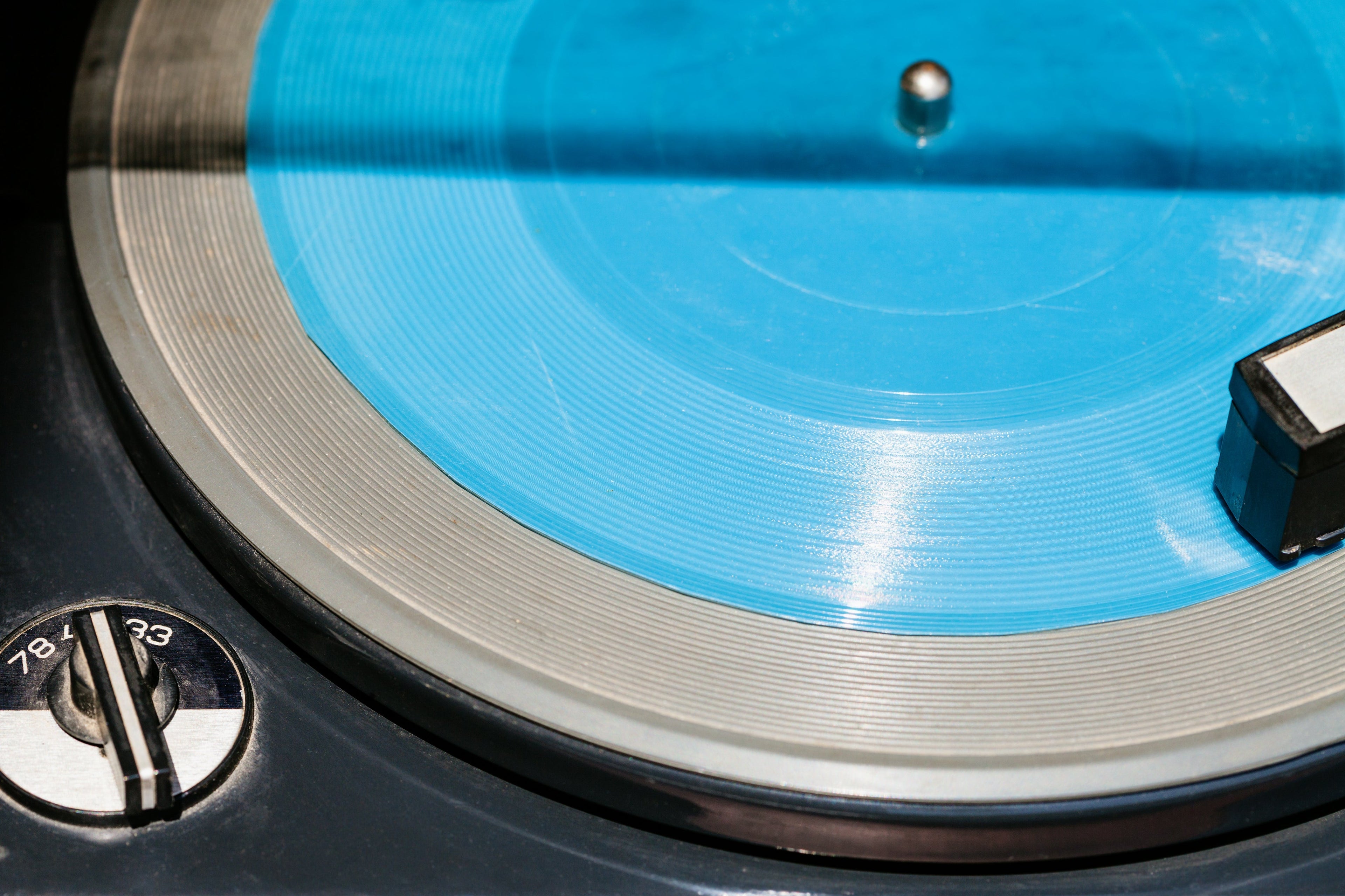 Nahaufnahme einer blauen Flexi-Disc-Schallplatte auf einem alten Plattenspieler